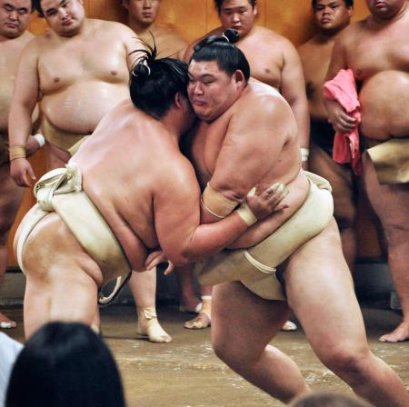 二所ノ関一門の連合稽古で、琴桜（左）と相撲を取る大の里＝千葉県松戸市の佐渡ケ嶽部屋