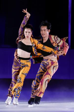 　「東京辰巳アイスアリーナ」の開業イベントで演技する村元哉中さん（左）と高橋大輔さん＝６日、東京都江東区