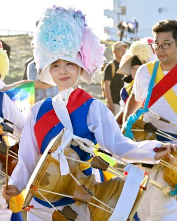 演じられた朝鮮半島の伝統芸能「風物」＝６日午後、東京都墨田区の荒川河川敷