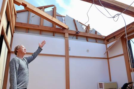 突風で自宅の屋根の大半が吹き飛ばされた松下和馬さん＝６日午前１０時２３分、静岡県牧之原市