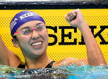 女子４００メートル自由形で優勝し喜ぶ梶本一花＝東京アクアティクスセンター