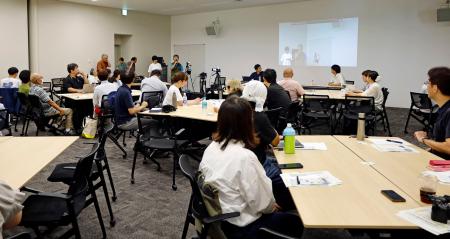 福島県大熊町立熊町小の震災遺構化について意見交換する卒業生ら＝６日午後、大熊町