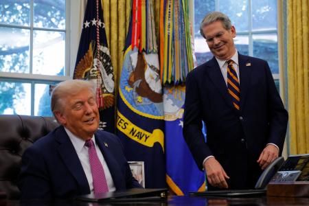 ５日、米ワシントンのホワイトハウスで、ベセント財務長官と笑うトランプ大統領（ロイター＝共同）