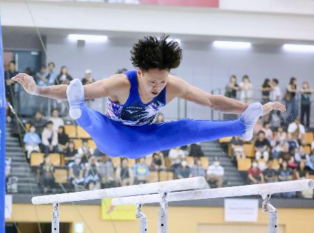 男子個人総合を制した川上翔平の平行棒＝エスフォルタアリーナ八王子