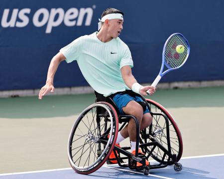 　車いすの部男子シングルス決勝でプレーする小田凱人＝ニューヨーク（共同）