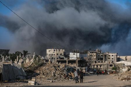 イスラエル軍による攻撃後に煙が上がる住宅街=8月、ガザ北部ガザ市(ゲッティ=共同)