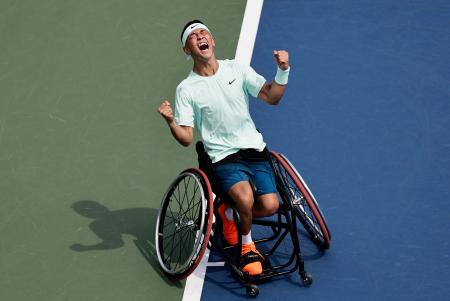 車いすの部男子シングルスで優勝し、喜ぶ小田凱人。四大大会とパラリンピックを全制覇する「生涯ゴールデンスラム」を達成した＝ニューヨーク（共同）