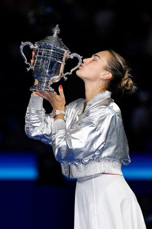 女子シングルスで優勝し、トロフィーにキスするアリーナ・サバレンカ＝ニューヨーク（共同）