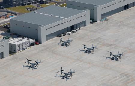 陸上自衛隊の佐賀駐屯地に並ぶ輸送機Ｖ２２オスプレイ＝７日午前、佐賀市（共同通信社ヘリから）
