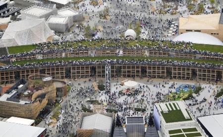 多くの人でにぎわう万博会場。中央は大屋根リング＝４月