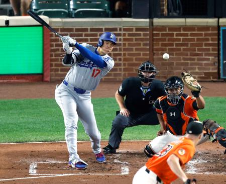 　オリオールズ戦の３回、打点を挙げる遊ゴロを放つドジャース・大谷＝ボルティモア（共同）