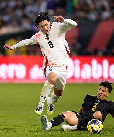 日本―メキシコ　前半、競り合う南野（８）＝オークランド（共同）