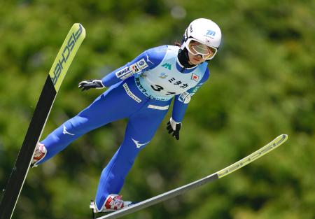 女子で優勝した佐藤柚月の１回目＝妙高高原赤倉シャンツェ