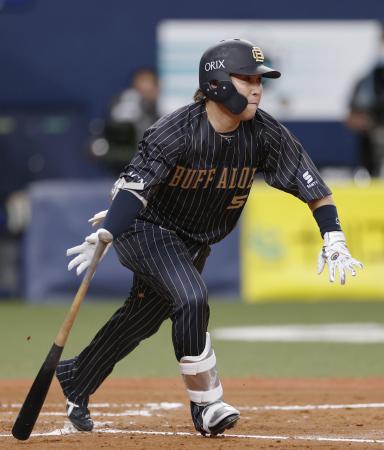 ７回オリックス１死一、三塁、代打西野が右前に勝ち越し打を放つ＝京セラドーム