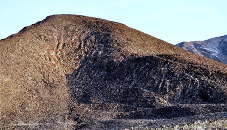 地上絵が描かれた斜面。地上絵の線に白い自然の素材を置いて強調し、周囲から際立たせる計画だ＝ペルー・ナスカ近郊（山形大ナスカ研究所提供）