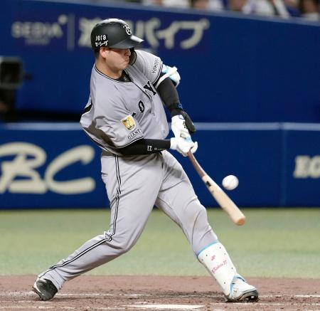 ５回巨人１死一、二塁、岸田が左前に適時打を放つ＝バンテリンドーム