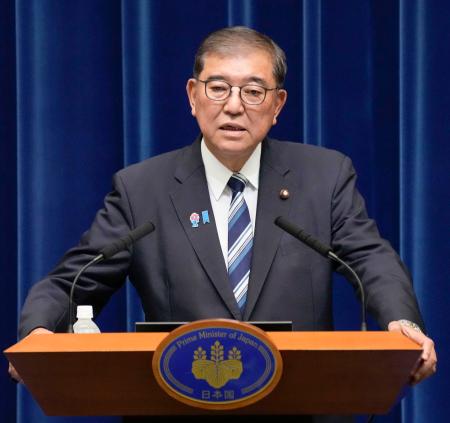 　記者会見する石破首相。退陣する意向を表明した＝７日午後６時、首相官邸