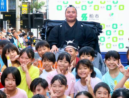 故郷の千葉県柏市で行われた初優勝の祝賀パレードで、小学生らと記念撮影をする琴勝峰＝７日
