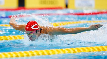 男子１００メートルバタフライで力泳する光永翔音。５１秒７１で初優勝した＝東京アクアティクスセンター