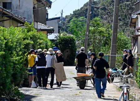 静岡県牧之原市の細江地区で、突風被害の復旧作業をする人たち＝７日午前