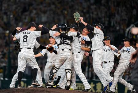 　プロ野球セ・リーグで２年ぶり７度目の優勝を決め、抱き合って喜ぶ阪神ナイン＝甲子園