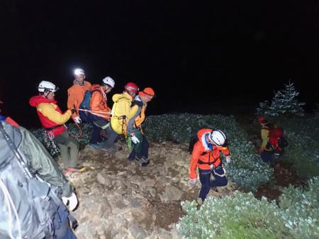 南アルプスの甲斐駒ケ岳での遭難者の救助の様子=8月(長野県警提供、画像の一部を加工しています)