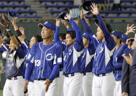 　ヤマハに勝利して決勝進出を決め、歓声に応える王子ナイン＝東京ドーム