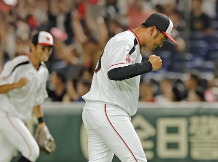 日本生命戦の６回、ピンチをしのぎ、拳を握る三菱自動車岡崎・戸田＝東京ドーム