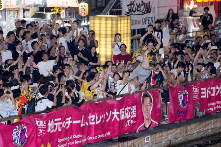 　阪神タイガースが２年ぶりのセ・リーグ優勝を決め、大阪・道頓堀に集まった人たち＝７日夜
