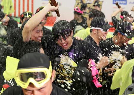 　祝勝会でビールをかけられる阪神・才木＝７日、兵庫県内