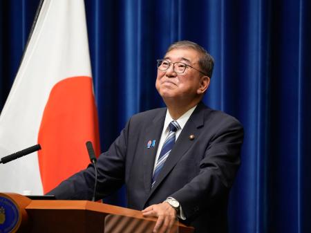 記者会見する石破首相＝７日午後６時４４分、首相官邸