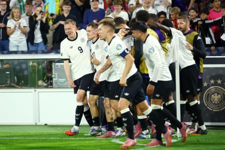 Ｗ杯欧州予選、北アイルランド戦で３点目のゴールを喜ぶドイツの選手たち＝７日、ケルン（ロイター＝共同）