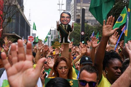 ７日、ブラジル・サンパウロで抗議デモをしたボルソナロ前大統領の支持者ら（ロイター＝共同）