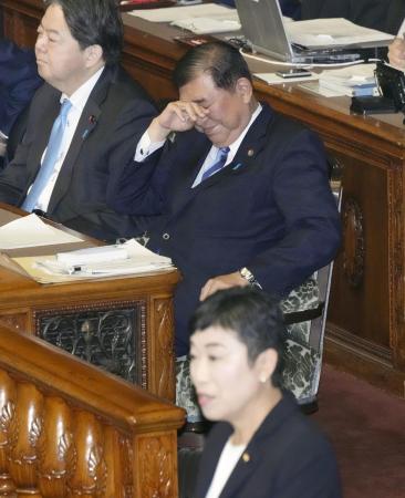 参院本会議で立憲民主党の辻元清美代表代行（手前）の代表質問を聞く石破茂首相（奥右）＝２０２４年１２月