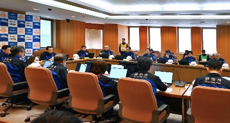 静岡県庁で開かれた台風１５号に伴う被害に関する会議＝８日午前