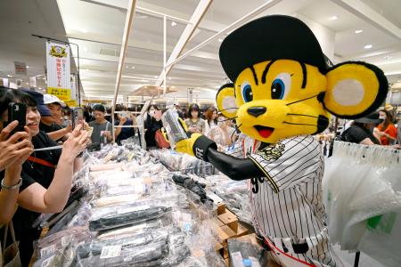 阪神百貨店梅田本店で始まった「祝　阪神タイガース優勝記念セール」に登場したトラッキー＝８日午前、大阪市北区
