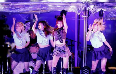 東京・歌舞伎町でパフォーマンスするアイナ・ジ・エンド(右から2人目)=5日、東京都新宿区