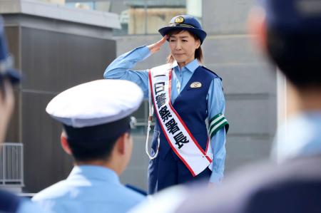 大阪・南署の一日署長に就任した高島礼子さん＝８日午前、大阪市中央区