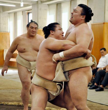 時津風一門の連合稽古で汗を流す若隆景（手前左）と霧島＝両国国技館の相撲教習所