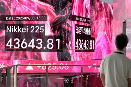 日経平均株価の終値４万３６４３円８１銭を示す電光表示＝８日午後、東京都中央区
