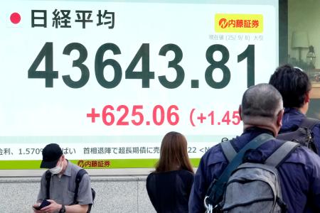 日経平均株価の終値４万３６４３円８１銭を示す電光表示＝８日午後、東京都中央区
