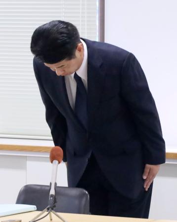 　佐賀県警の科捜研職員によるＤＮＡ型鑑定の不正を謝罪する井上利彦首席監察官＝８日午後、佐賀県警本部