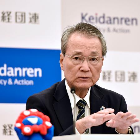 記者会見する経団連の筒井義信会長＝８日午後、東京都千代田区