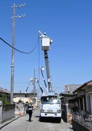突風被害のあった静岡県牧之原市で行われる電気の復旧作業＝８日午後