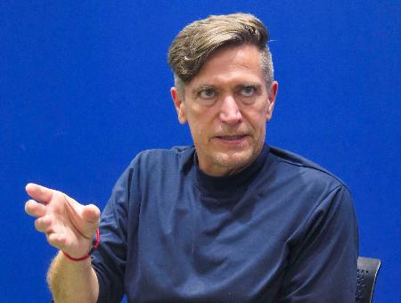 取材に応じるサッカー女子日本代表のニールセン監督＝８日、千葉市