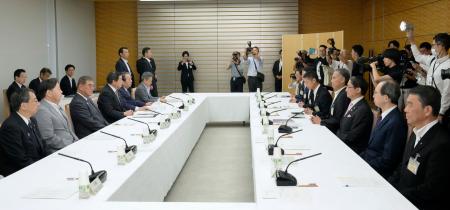 地方創生を巡り、宮城県の村井知事（右列手前）らとの意見交換に臨む石破首相（左列手前から３人目）＝８日午後、首相官邸