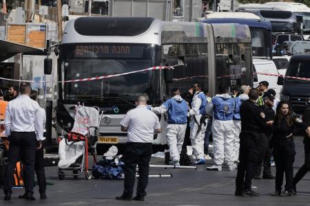 銃乱射事件の現場周辺で活動する警察官や救急隊員ら＝８日、エルサレム（ＡＰ＝共同）