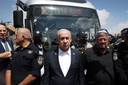 　銃乱射事件の現場を視察するイスラエルのネタニヤフ首相（中央）とベングビール国家治安相（右）ら＝８日、エルサレム（ロイター＝共同）