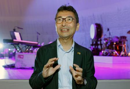 　大阪・関西万博会場でのイベントを前に、取材に応じる小泉八雲のひ孫の凡さん＝８日午後、大阪市此花区の夢洲