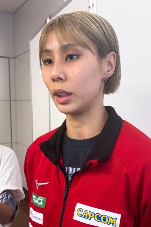 　羽田空港で取材に応じる和田＝８日